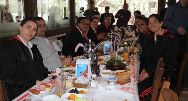 Bayan Basketbolculara 8 Mart Kahvaltısı