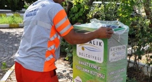 Bayat Ekmekler Sokak Hayvanlarına Yemek Olacak