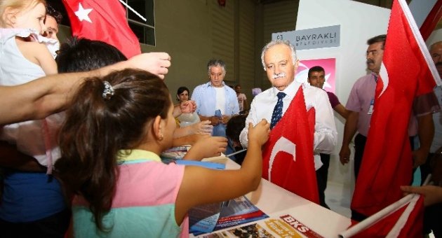 Bayraklı Belediyesi Standında 30 Ağustos Coşkusu