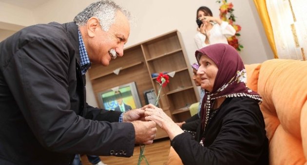 Bayraklı Belediyesi’nden 555 Bin Liralık Destek