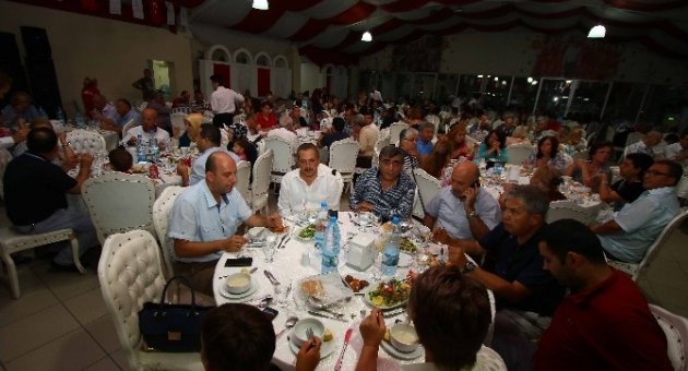 Bayraklı Belediyesi’nden İftar Yemeği