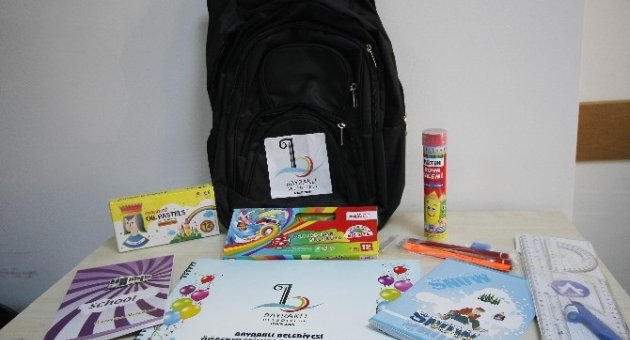 Bayraklı Belediyesi’nden Öğrencilere Kırtasiye Yardımı