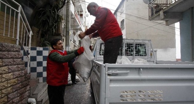 Bayraklı Belediyesinden Yakacak Yardımı