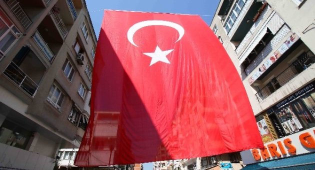 Bayraklı Kırmızı-beyaza Büründü