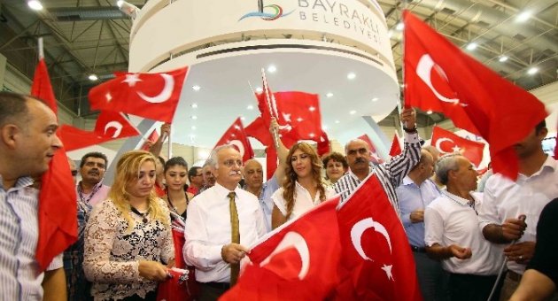 Bayraklı Standı Kırmızı Beyaza Büründü