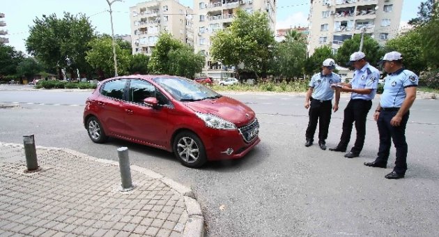 Bayraklı Zabıta Trafik, Göz Açtırmıyor