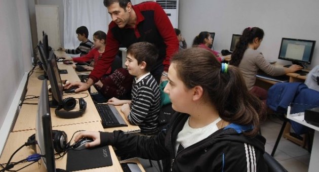 Bayraklı’da Çocuklara Bilgisayar Kursu