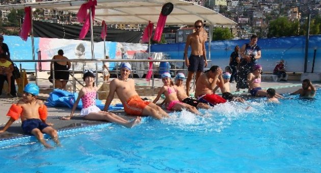 Bayraklı’da Engeller Yüzerek Aşılıyor