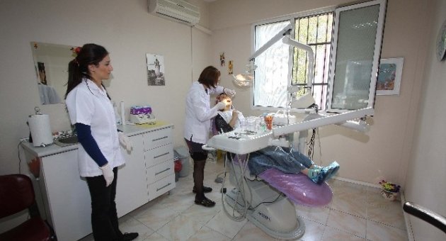 Bayraklı’da Vatandaşlar Diş Sağlığından Ücretsiz Yararlanıyor