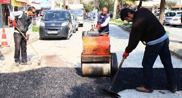 Bayraklı’da Yıpranan Yollar Asfaltlanıyor
