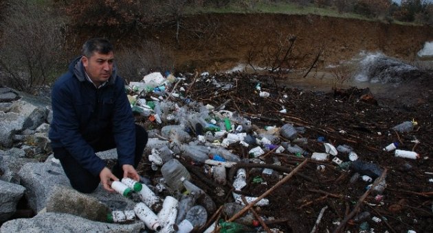Bayramiç Barajı’ndaki Zirai İlaç Kutuları Korkuttu
