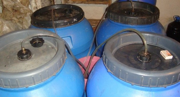 Bayramiç’te Bir Evden 2 Ton Kaçak Şarap Çıktı