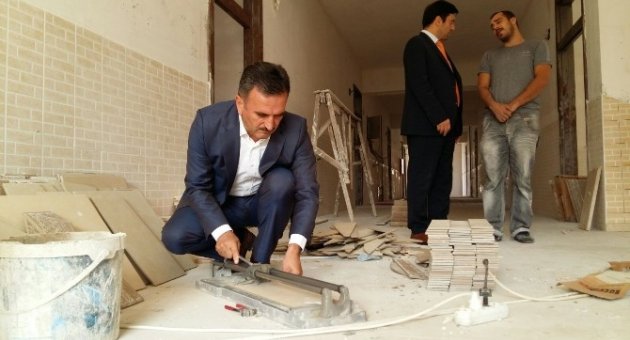 Belediye Başkanı Okulu Hem Boyadı, Hem Fayans Döşedi