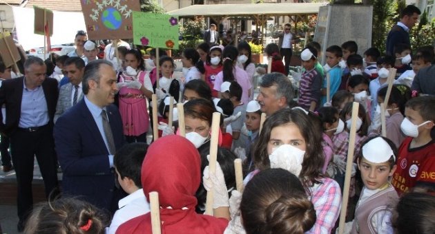 Belediye Başkanı Sokakları Süpürdü