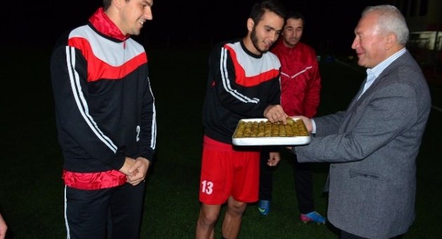 Belediye Başkanı Yılmaz Lapseki Sporlu Futbolcuları Ziyaret Etti