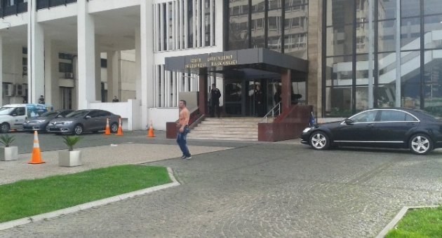 Belediye Binası Önünde Bıçakla Kendisini Yaraladı