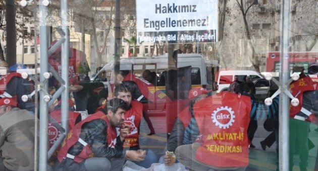 Belediye Binasında İşçilerin Bekleyişi Devam Ediyor