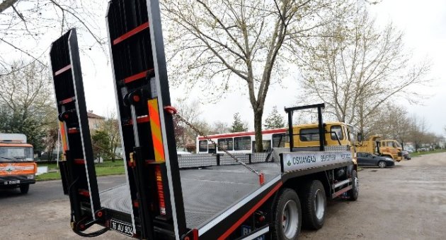 Belediye Çalışanları Eski Kamyonu Kurtarıcıya Dönüştürdü