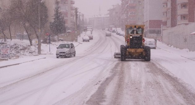 Belediye Karlı Yollar Tuzlama Çalışmaları Yapıyor