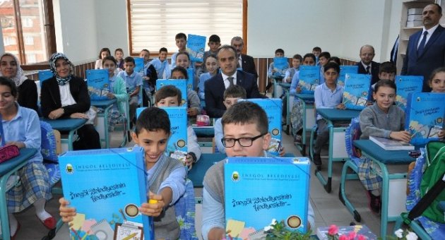 Belediyeden Öğrencilere Kırtasiye Yardımı