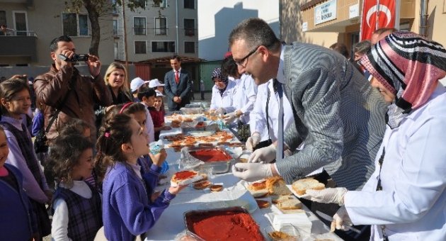 Belediyeden Öğrencilere Salçalı Ekmek