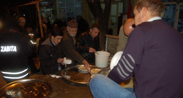 Belediyeden Vatandaşa Pilav İkramı