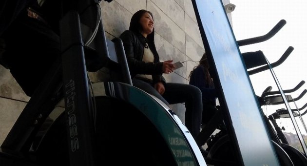 Belediyeye Gelen Vatandaşlar Pedal Çevirerek Hem Spor Yapıyor, Hem Cep Telefonlarını Şarj Ediyor