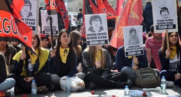 Berkin Elvan İçin Kendilerini Zincirlediler
