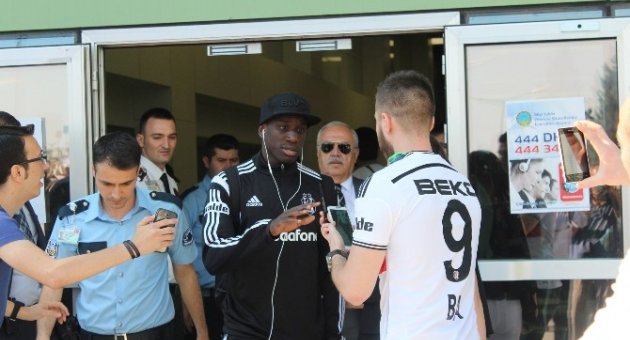 Beşiktaş’a İzmir’de Coşkulu Karşılaşama