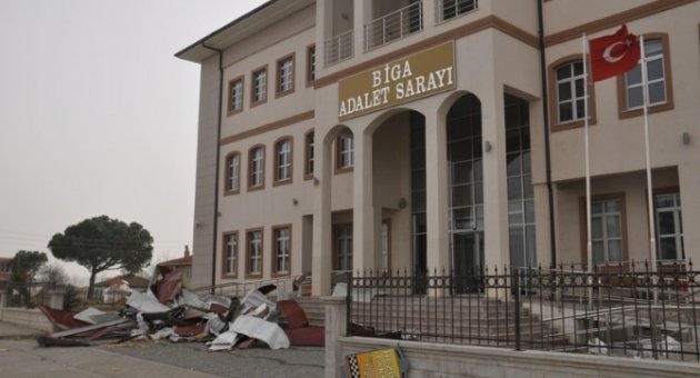Biga Adalet Sarayı’nın Çatısı Uçtu