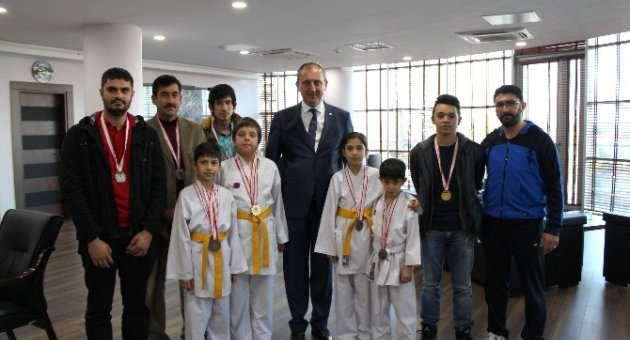 Biga Belediyesi Karatecileri Başkanı Ziyaret Etti