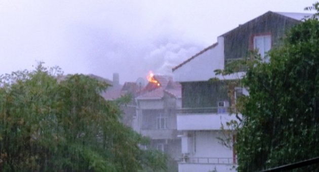 Biga’da Evin Çatısına Yıldırım Düştü