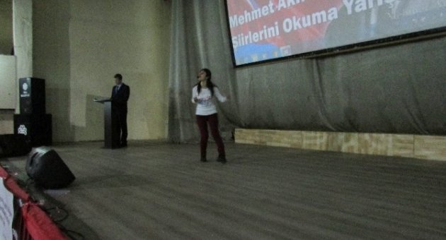 Biga’da İstiklal Marşı Okuma Yarışması Düzenlendi
