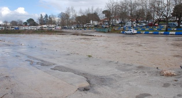 Biga’da Kocabaş Çayının Su Seviyesi Yükseldi
