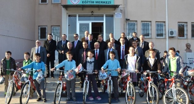 Biga’da Okullara Bisiklet Dağıtıldı