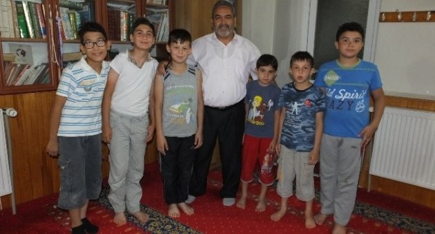 Bigadiç’de Camiye Gelen Çocuklara Lokum İkram Ediliyor