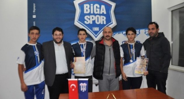 Bigasporlu Güreşçiler Madalyayla Döndü