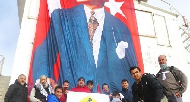 Bin 400 Rakımlı Zirveye Atatürk Motifli Türk Bayrağı