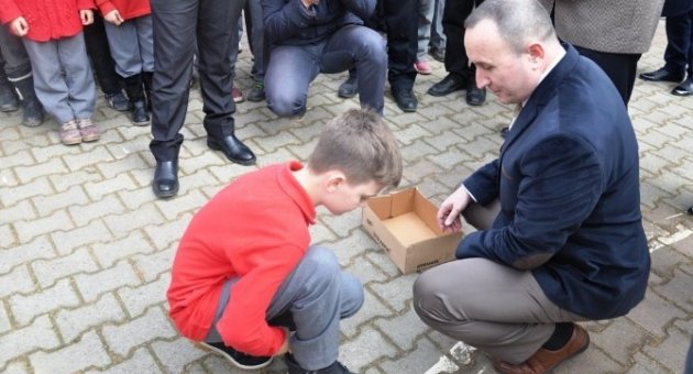 Bir Çift Ayakkabı Minik Öğrencilerin Mutluluğu Oldu