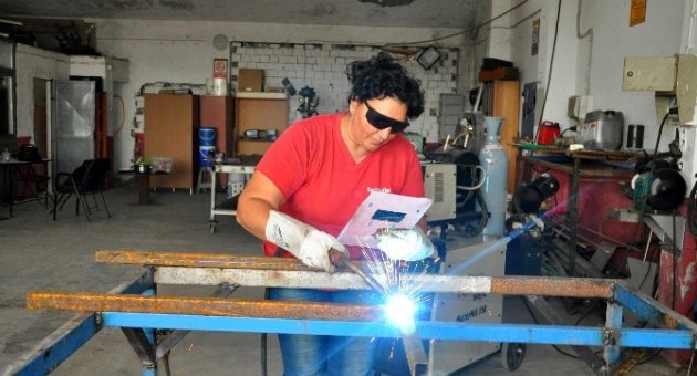 Bir Çocuk Annesi Eşine Yardıma Gitti, Kaynak Ustası Oldu