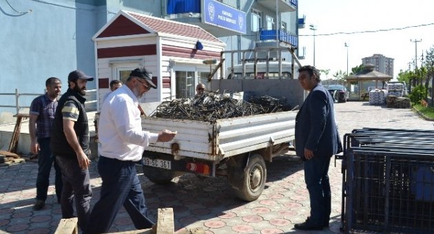 Bir Kamyon Demir Çaldı