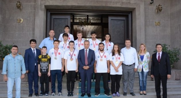 Bonzaiden İlaçsız Kurtulup Şampiyon Oldular