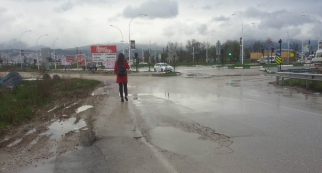 Bozuk Yol Ve Kaldırımlar Vatandaşı Çileden Çıkardı