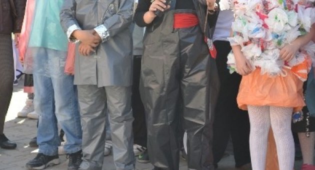 Bu Defile Başka Defile