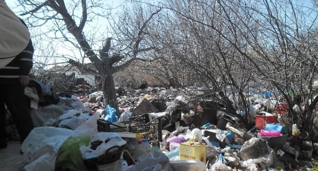 Bu Evden 15 Kamyon Çöp Çıktı
