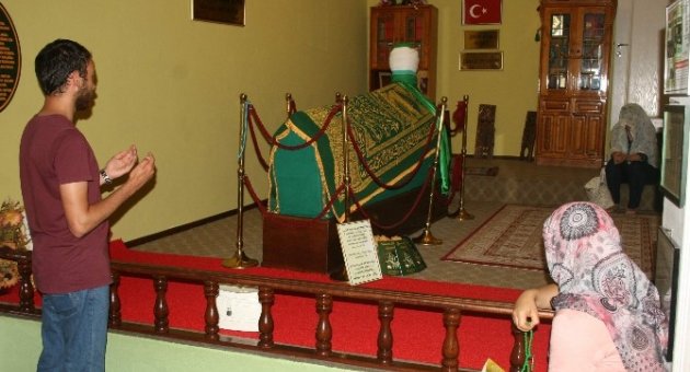 Bu Evin İçinde Türbe Var