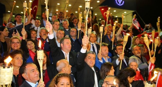 Buca Cumhuriyet Meşaleleriyle Aydınlandı