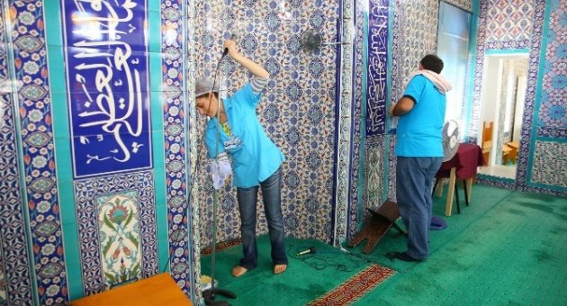 Buca’da Camilerde Bayram Temizliği