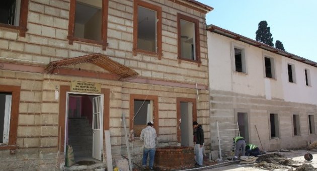 Buca’da Sanatseverler Kültür Merkezine Kavuşuyor