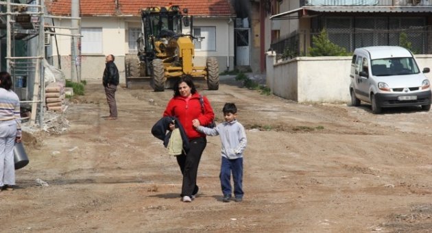 Bucalı Vatandaşlar Toprak Yoldan Kurtuluyor